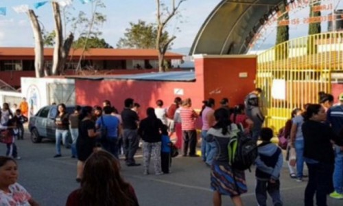 S&iacute; queremos reforma educativa, dicen a AMLO padres de familia de Oaxaca
